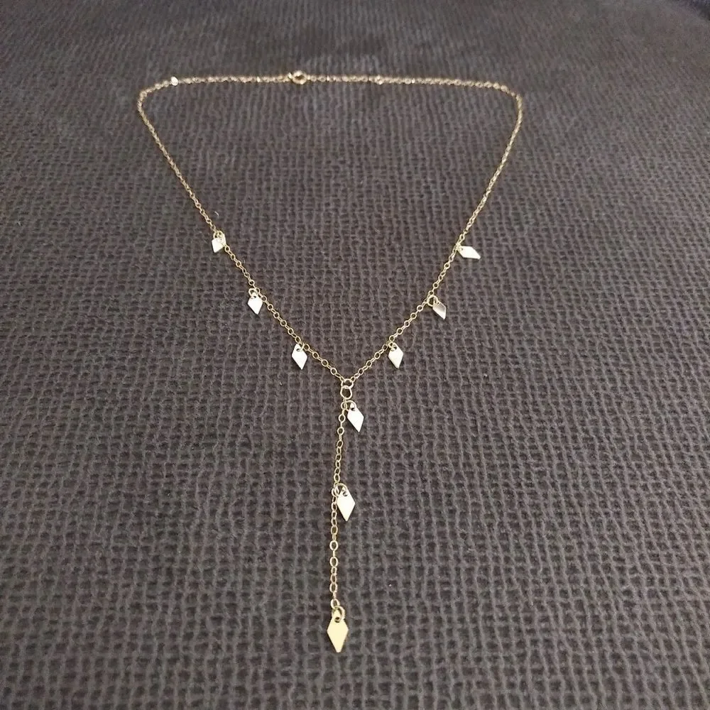 Choker style necklace with diamond♦ shaped accents